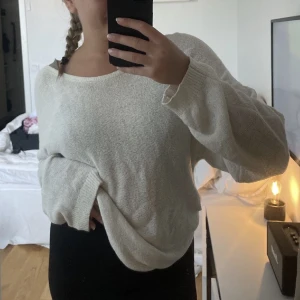 Vit stickad tröja - Vit tunn stickad tröja 💕 skönt material som känns tung på kroppen och är något glest stickad! Perfekt som tröja att dra över en sommarkväll🫶🏼 använd ett fåtal gånger, men som nyskick!