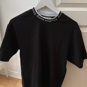 Acne t-shirt - Säljer en acne t-shirt i strl xxs men passar även xs, s & m. Den är köpt på Farfetch och är sparsamt använd förutom att det finns en liten fläck på insidan av tröja vid kragen, den syns inte när man har tröjan på sig. 