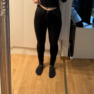 Replay jeans svarta - Säljer dessa jättefina svarta jeans från Replay pga att jag inte använder skinny jeans längre. Suupersköna, känns som att ha tights på sig. Ordinarie pris 999 kr 