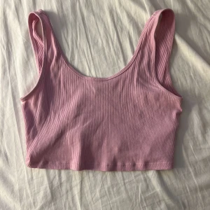 Rosa croptop - för att se den på, kolla tidigare inlägg. Knappt använd, bra skick och perfekt till sommaren 