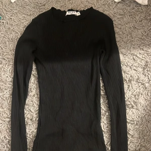 tröja - söt tröja från nakd som aldrig kommer till användning använd fåtal gånger så helt som ny. storlek xxs men passar mig som har s. stretchigt material. 