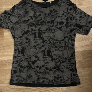 Skull t-shirt - Jike fasion t-shirt i storlek xxl men sitter som M