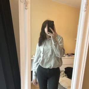 Beige hoodie - Superskön hoodie från h&m använd men fortfarande i väldigt bra skick, den är lite skrynklig på bilden men kan självklart strykas innan jag postar