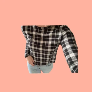 Mysig tröja - Skick: Väldigt bra skick! Jag är 166cm lång med storlekar S/M för referens! Läs mina villkor bland gillat! Ställ gärna frågor🩵 Väldigt gosigt material.