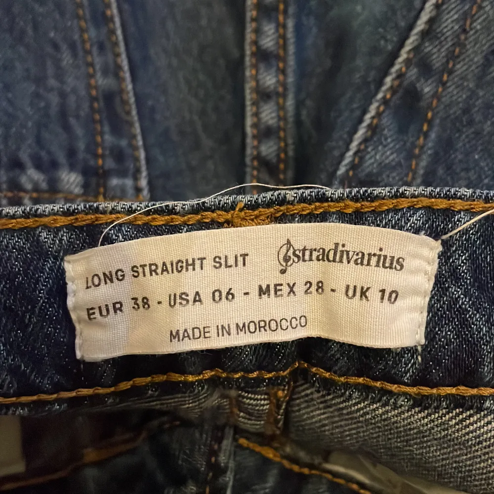 säljer dessa jeans som e stretchiga i material men ser ut som riktig jeansmaterial. dessa är från Stradivarius. . Jeans & Byxor.