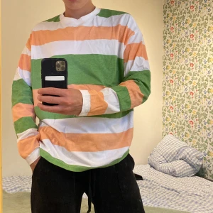 Långärmad tröja - En randig långärmad tröja från Asos i storlek S. Den är knappt använd och i mycket fint skick