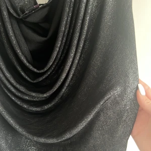 Klänning  - Glittrig klänning 