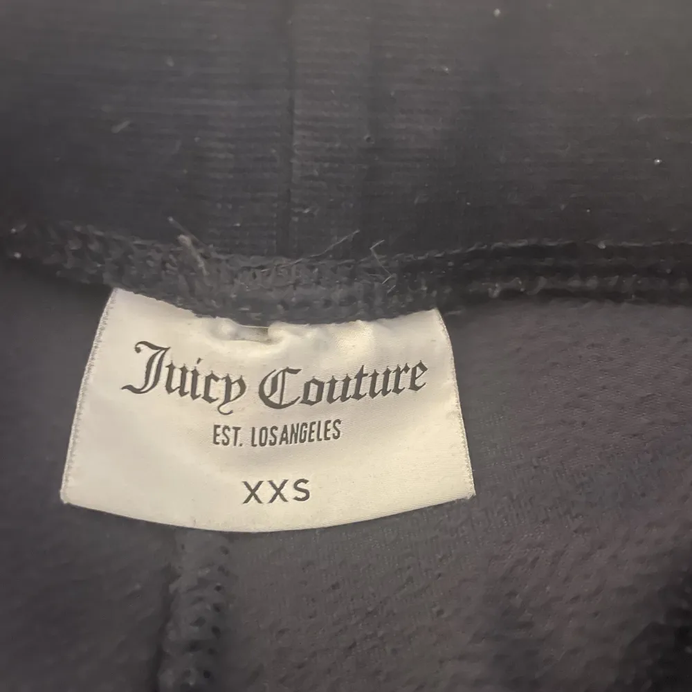 Säljer ett par jätte fina juicy byxor i strlk xxs men passar xs oxå☺️pris kan diskuteras vid snabb affär. Jeans & Byxor.