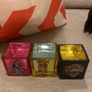 Ed hardy ljusstakar  - Säljer edhardy ljusstakar i gott skick. 60 för en och 150 för alla. Dom är ovanliga att hitta och det är ett dyrt märke