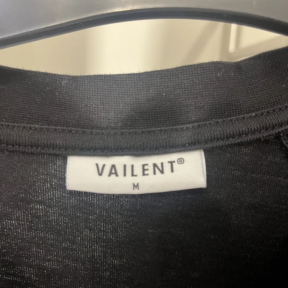 Hej säljer nu min långarmade tröja från Vailent. Den är nästan inte alls använd och har inga skador.. Tröjor & Koftor.