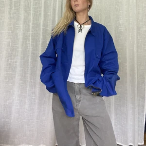 Tunn jacka  - Fin tunnare jacka. Vintage. Storlek är omärkt men passar s-L beroende på önskad passform.   Jag är vanligtvis en storlek s och 164cm lång. Glöm ej mina andra annonser 💌