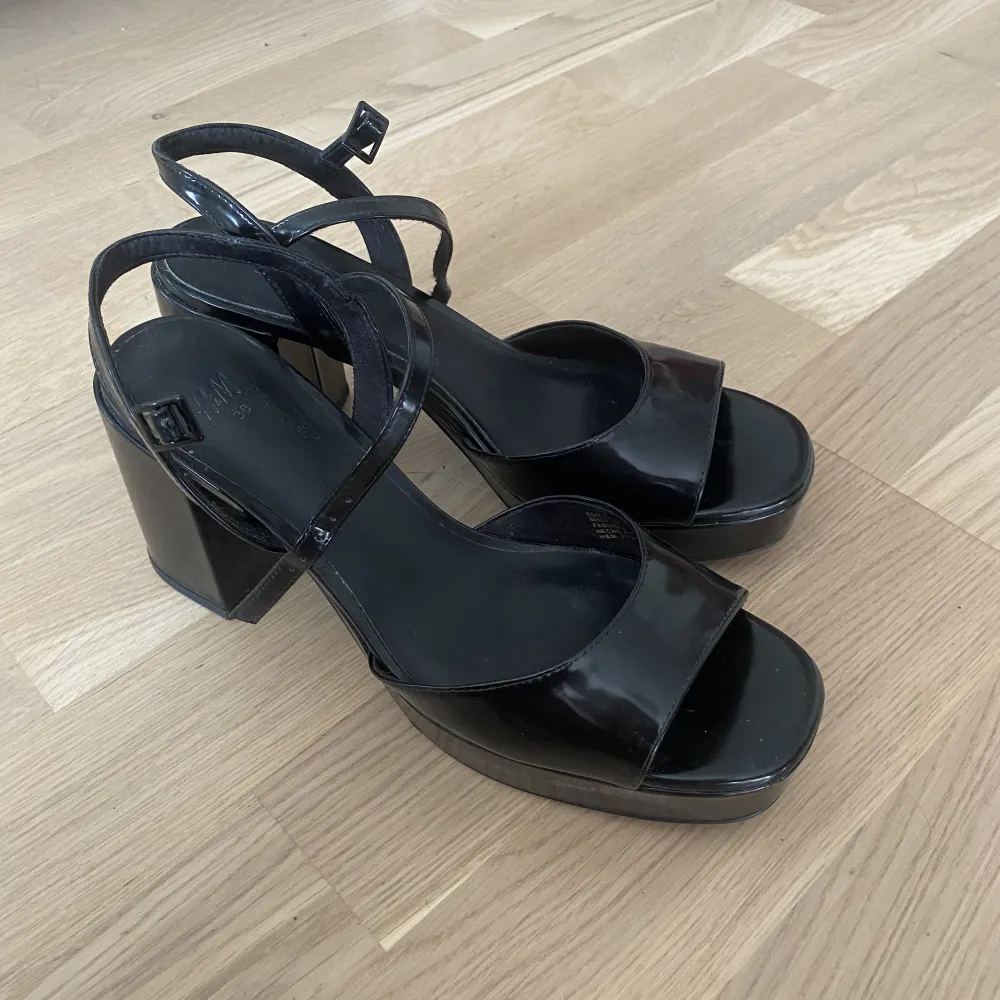 Svarta enkla klackskor köpta från H&m, endast använda en gång till balen. Köpta för 300kr, finns inte kvar på hemsidan men liknar skorna på sista bilden!💖 storlek: 38. Skor.