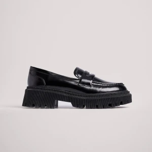 Chunky loafers - Svarta loafers med grov sula från NA-KD. Använda 1-2 gånger så i nyskick! Nypris 699kr