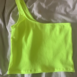 Linne/ Tröja  Ribbat Neon gult/grönt  - Jättefint Linne. Men tyvärr inte använd❤️  Ribbat linne❤️