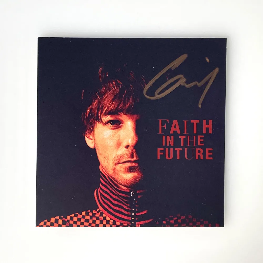 Louis Tomlinson Faith In The Future CD inklusive signerad print. Köpt från hans egna hemsida. Skivan är spelad fåtal gånger och är i nyskick.   Säljer då jag har två stycken. . Övrigt.