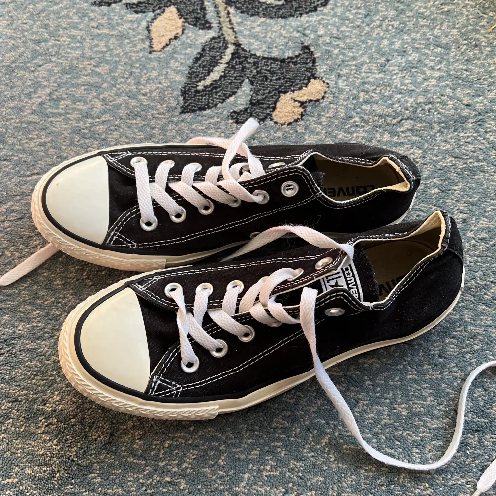 Svarta Converse all star low top, sparsamt använda med mindre tecken på bruk, storlek 39  *Håller på att flytta så köp gärna så snart som möjligt*. Skor.