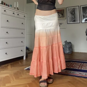 Orange bohokjol - Långkjol, jag är 174 cm. Inga defekter, köpt i Spanien. 