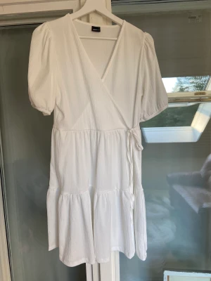 Fin konfirmationsklänning - Har bara använt den typ 2 gånger. Finns sommarklänning hade den på min konfirmation 2022. Säljer den eftersom den inte kommit till användning 