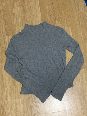 Grå turtleneck - Mjuk och bekväm turtleneck från Gina