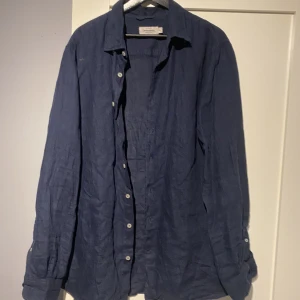 Linneskjorta - Säljer min linneskjorta ifrån dressman då den helt enkelt va för stor för mig, skriv om du vill ha fler bilder eller undrar något!😃