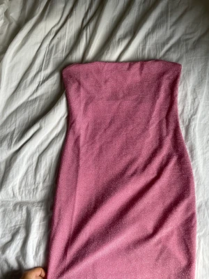 Hm klänning - Rosa med glitter köpt på hm i marbella