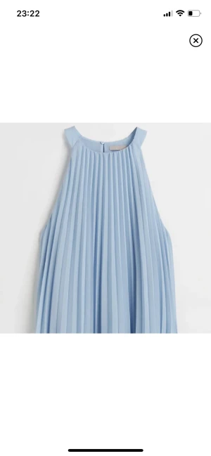 Linne - Ljusblått volanglinne med prislapp kvar