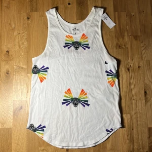 Hollister Pride Linne - Hollister Pride Linne från några år tillbaka. Aldrig använd och lappen sitter kvar. Storlek: S men sitter rätt så oversized. Nypris: 21€ går dock inte att köpa längre 