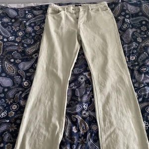 Jeans - Använda 1 gång 10/10 skick passar mig som är 190 perfekt för sista bilden. Nypris 600 kr. Säljer så billigt för jag vill bli av med de.