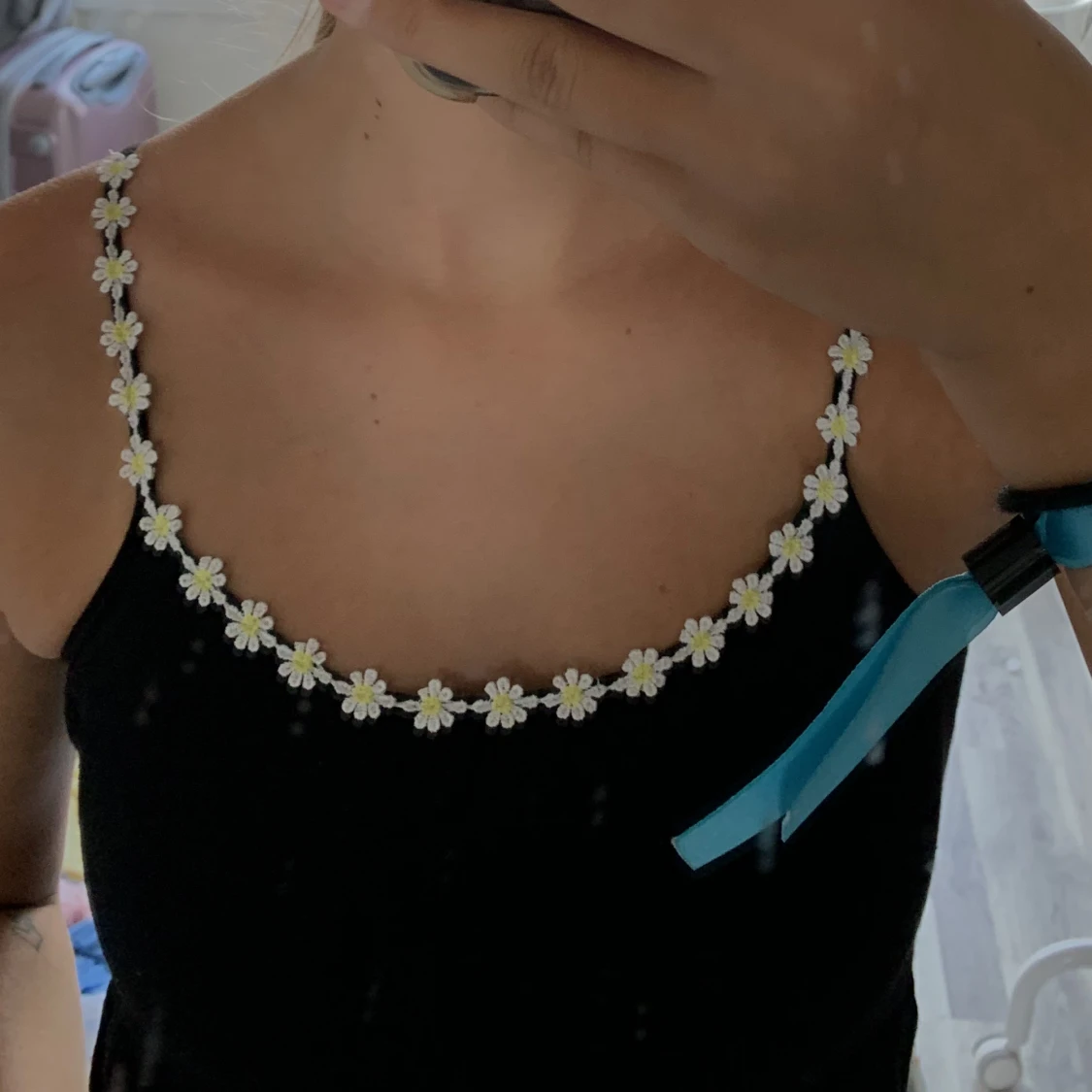 Svart klänning med Blom detalj  - 90