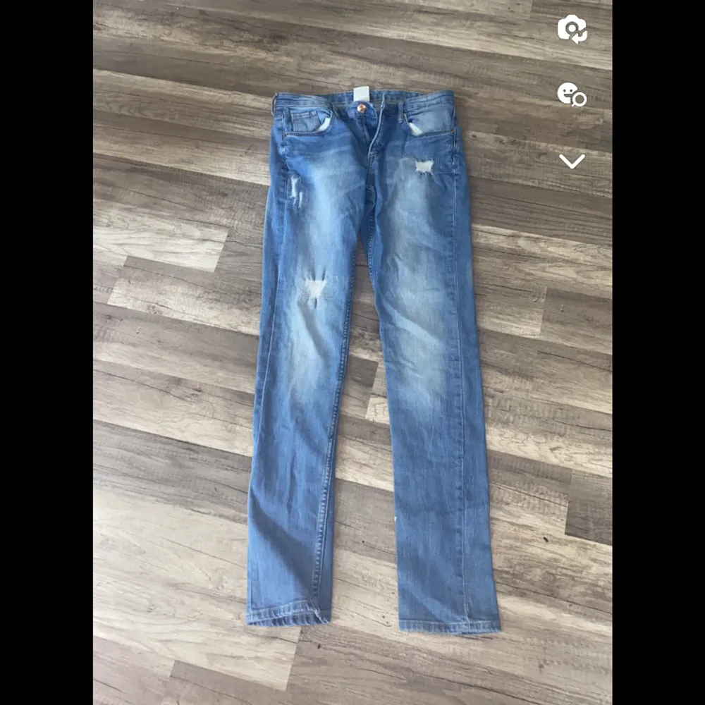 Säljer dessa jättefina jeans som inte kommit till så mycket användning Storlek XS/S. Jeans & Byxor.