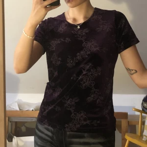 90s tshirt - 90talig t-shirt i lila sammet och blommönster 🪩 Frakt tillkommer! 