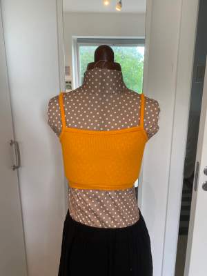 Kort orange linne från H&M i stl XS