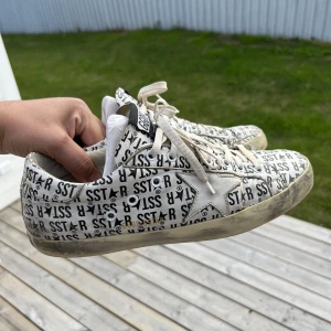 Golden Goose skor - Tja! Sjukt coola golden goose skor som jag köpte för något år sedan. INGET OG finns kvar, skorna är i slitet skick men har en hel del kvar att ge. Dessa skor är storlek 43 och passar 42/43. Nypris på dessa GGDB skor ligger runt 4-5k. Mitt pris: 600 SEK. 
