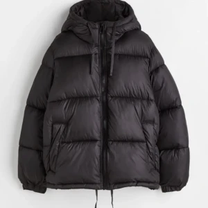 Vinterjacka  - Fin jacka från hm, perfekt till vintern då den är väldigt tjock och varm