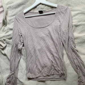 Topp - Säljer min topp ifrån ginatricot🤎🤍