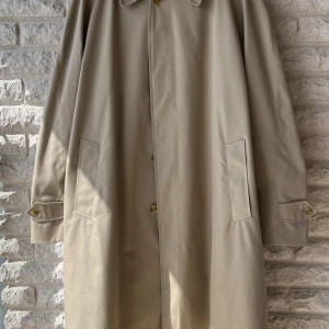 Burberry trenchcoat (Mid-length Camden Heritage Car Coat) - Burberry trenchcoat (modell Mid-length Camden Heritage Car Coat). Aldrig använd !!! Nypris ca 18.500 kr