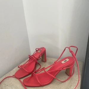 Klackskor  - Säljer mina röda klackar ifrån Gina. Det är knytning som går att knyta upp på benet. Storlek 39 och knappt använda!