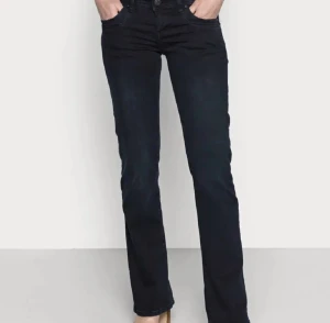 Ltb jeans svarta  - Säljer ett par ltb jeans nyskick i storlek 24/32 passar perfekt på mig som är 165 köpta för 800kr knappt använda❤️ buda från 300kr Köp direkt 600kr❤️