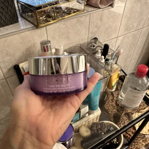 Take The Day Off Cleansing Balm Makeup Remover 125ml - Bara änvander 2 gånger. Nya pris 365 kr Jag säljer 240 kr