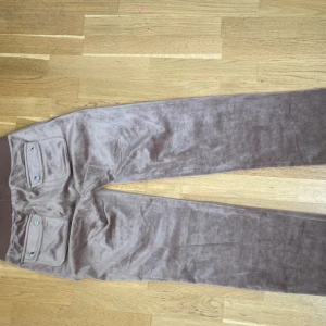 Juicy byxor - Säljer nu mina ljus bruna juciy byxor i storlek XS men passar även S, inga skador på dom och använda fåtal gånger. Lite långa på min som är 156 cm 