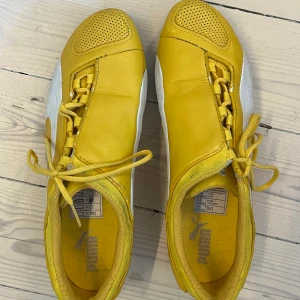 Puma sneakers  - Otroligt fina sneakers från Puma. Köptes second hand och aldrig använda av mig pga  visade sig vara för små. Står att det är en storlek 39 men är väldigt små så snarare en 38a. 