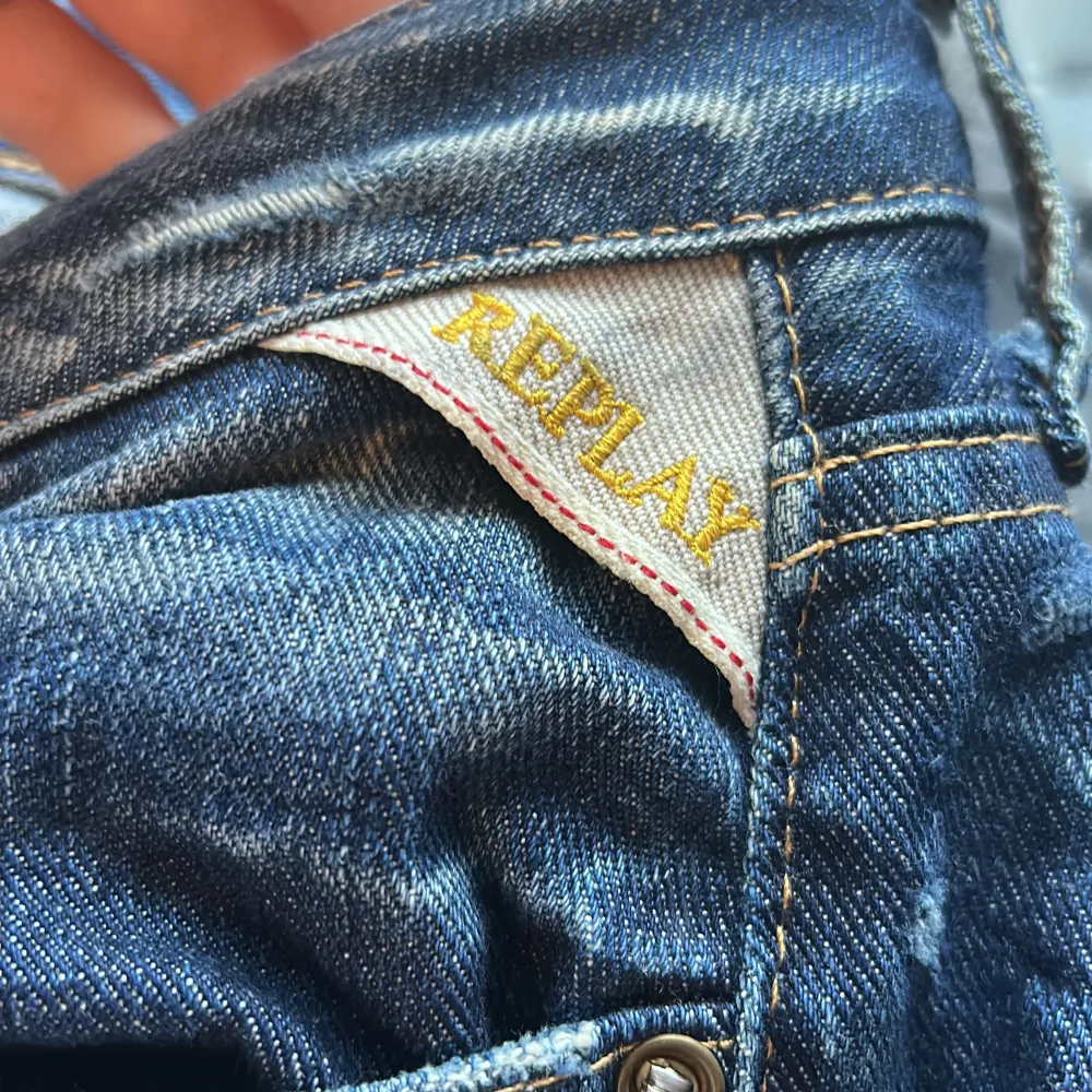 Såå coola raka lågmidjade vintage replay jeans!! Perfekt modell och ser inte skinny ut som vissa andra raka modeller kan göra. Köpta på sellpy men aldrig använda då jag inte tyckte dom passade. Nypris ca 1300😊. Jeans & Byxor.