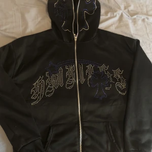 Rhinestone hoodie  - Säljer min nya rhinestone som jag endast användt en gång. Säljer den då den inte passade mig i min storlek.