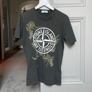 Stone Island t-shirt - Säljer denna sällsynta Stone Island t-shirt som jag använt endast en gång i juniorstorlek 170 | Skick: 9.5/10 | Nypris: 1600 kr | Mitt pris: 350 | Säljer p.g.a att den var för liten | Hör av er vid minsta fråga eller fundering :)