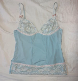 Coquette negligé topp - Fantastiskt söt topp med rosetter och spetsdetaljer. Säljer för den passar inte riktigt min stil, så den har inte kommit till användning. Passar nog bäst om du har A - B kuppa. Är på gränsen att va för liten för mig (jag har C kuppa). 