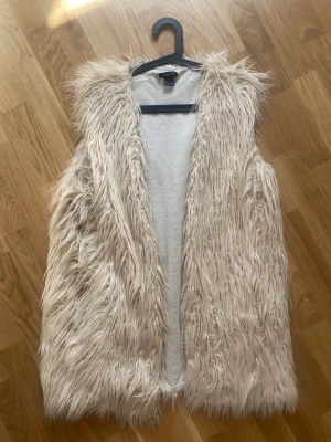 pälsväst - passar m-l. kan behöva tvättas me nå bra vittvätt om man vill få den vitare. 