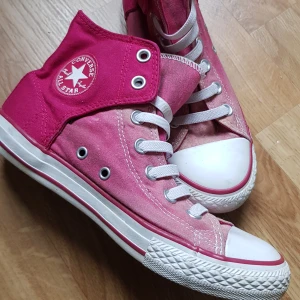 Converse Nyskick  - Säljer mina converse höga modellen då de tyvärr är förstora. Knappt använda Nyskick Carborre knäppning på sidorna se bild. Slutsålda Nypris 999 frakt tillkommer 59 kr  ❤  300 kr  ❤