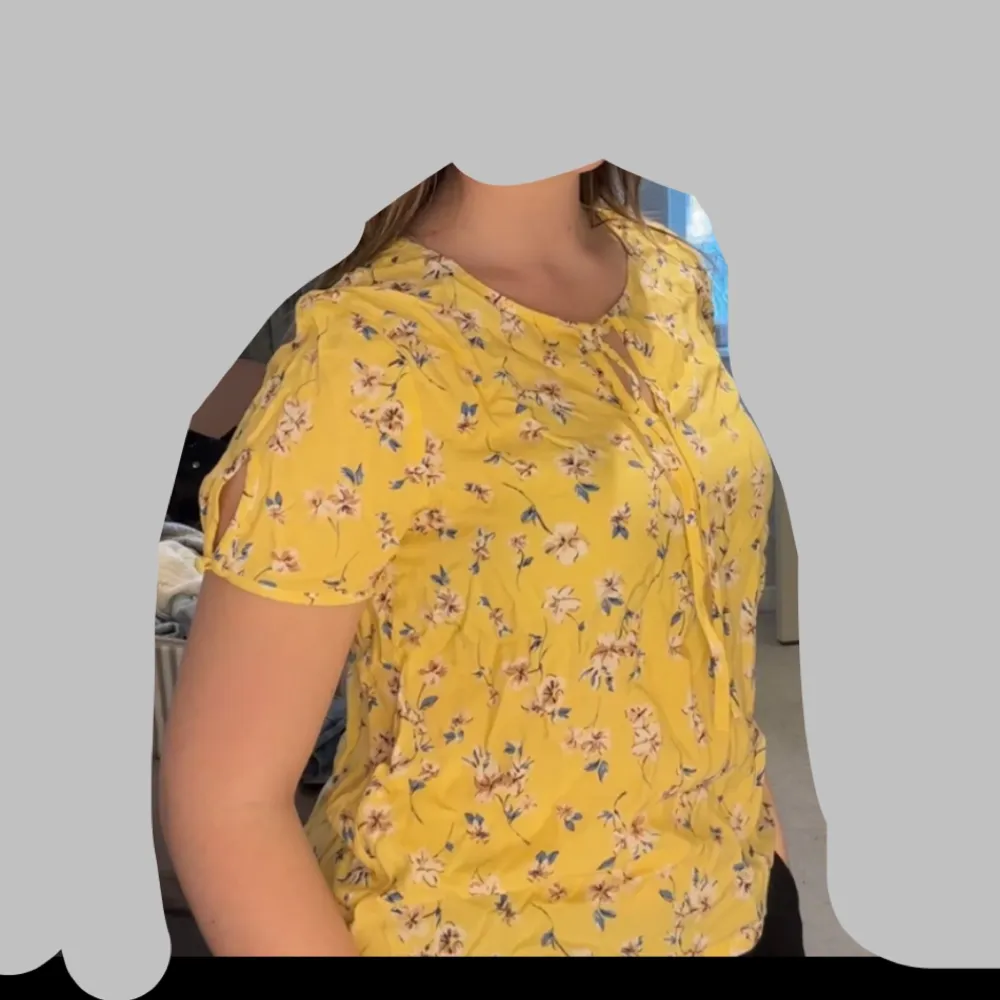 Somrig blus från H&M Divided. Storlek M men sitter mer som S. Märkte att ena resåret var lite uttöjt (se sista bilden). Men det är ingenting man tänker på. Endast använd en gång.. Puserot.