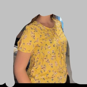 Gul blus  - Somrig blus från H&M Divided. Storlek M men sitter mer som S. Märkte att ena resåret var lite uttöjt (se sista bilden). Men det är ingenting man tänker på. Endast använd en gång.