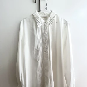 Retroskjorta med unik krage - Unik skjorta med fina broderier på kragen. Skjortan är i väldigt gott skick och i storlek 40 💕